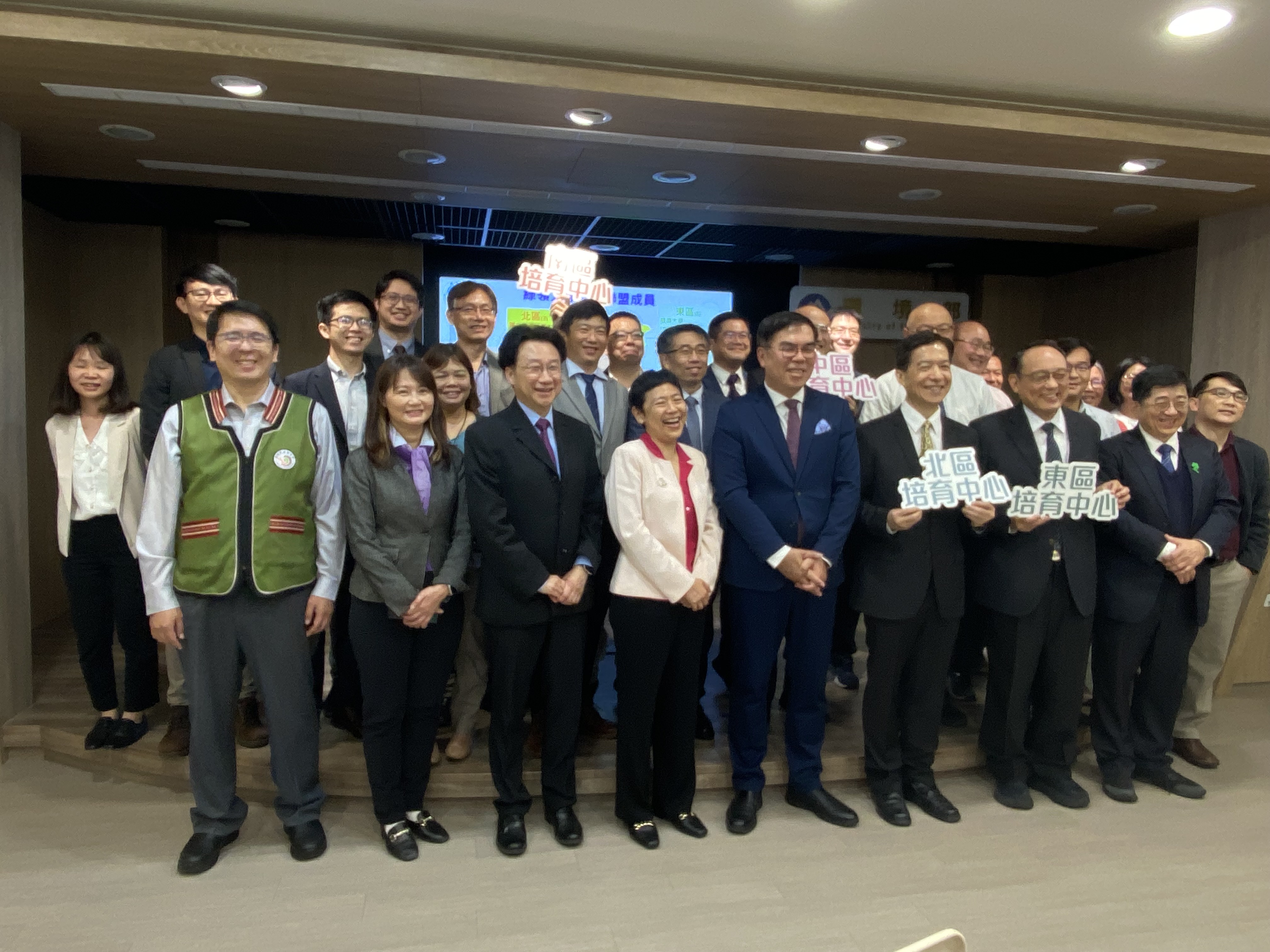 環境部長彭啓明(前中)28日率領國家環境研究院，與全台28所大專院校代表，成立「淨零綠領人才培育聯盟」。(吳琍君攝)