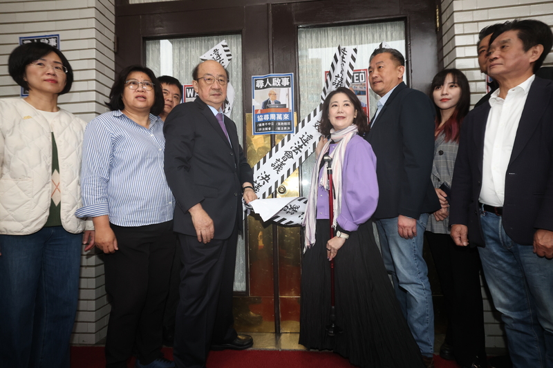 為阻擋25日院會議事錄確認，民進黨立法院黨團28日一早拂曉出擊，上午7時搶先進入議場布置。黨團總召柯建銘（前左3）表示，等待國民黨團所說的強大武力，民進黨團不會坐以待斃；黨團幹事長吳思瑤（前左4）則拿著柯建銘的拐杖形容，「這是民主的魔法杖」。(圖：中央社)