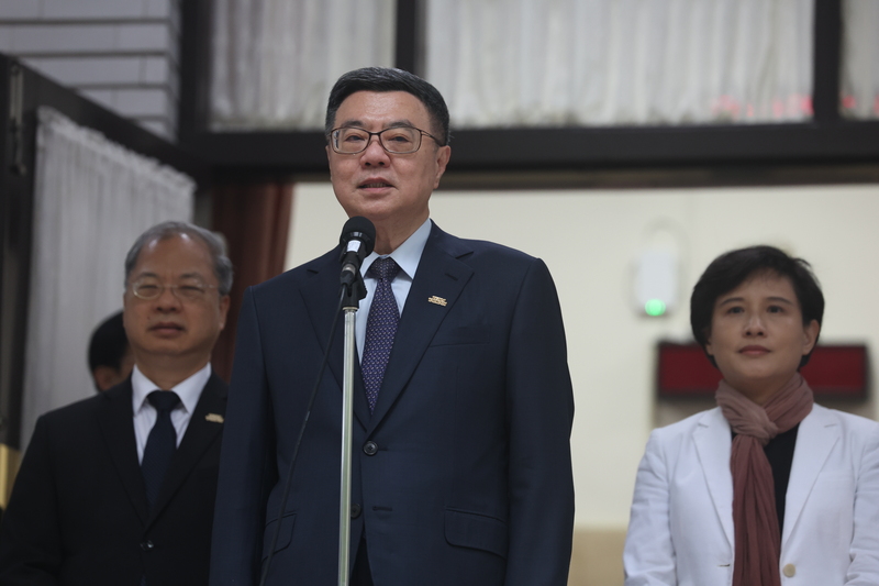 行政院長卓榮泰（中）28日上午赴立法院列席院會，會前接受媒體提問。(圖：中央社)