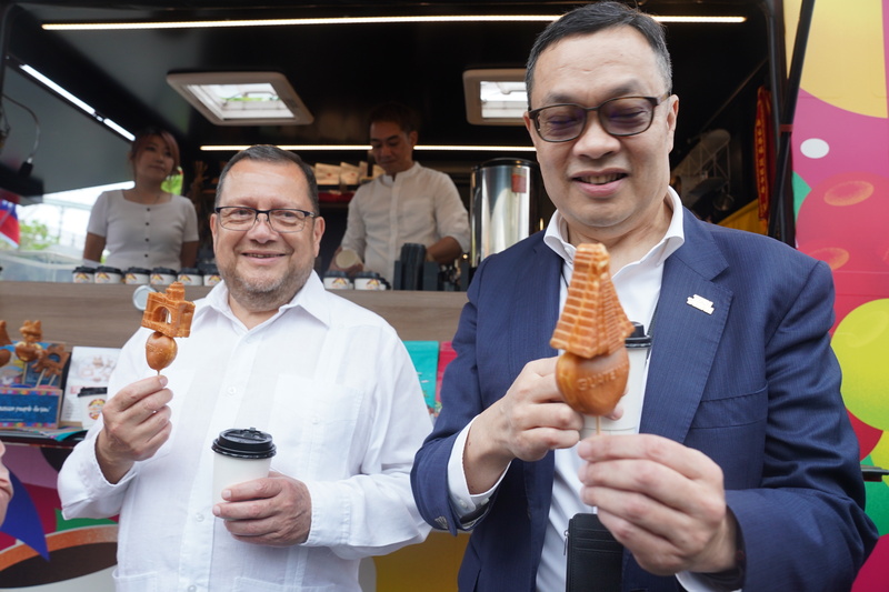 為推廣瓜地馬拉精品咖啡，瓜地馬拉胖卡巡迴活動28日在台北市立兒童樂園正式啟動，按讚粉專可獲得造型雞蛋糕一份。圖為外交部次長陳明祺（右）與瓜地馬拉駐台大使艾特維（Luis Raul Estevez Lopez）（左）端詳雞蛋糕。(圖：中央社)