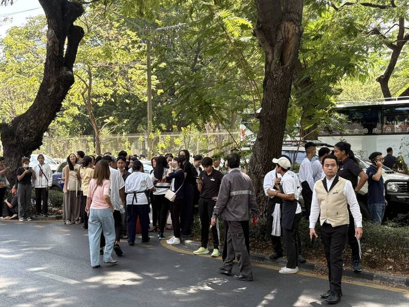 根據美國地質調查所資料，緬甸3月28日下午發生芮氏規模7.7強震，連泰國首都曼谷都感到強烈搖晃，正值上班時間，曼谷街頭擠滿被地震嚇到的群眾。(圖：中央社)