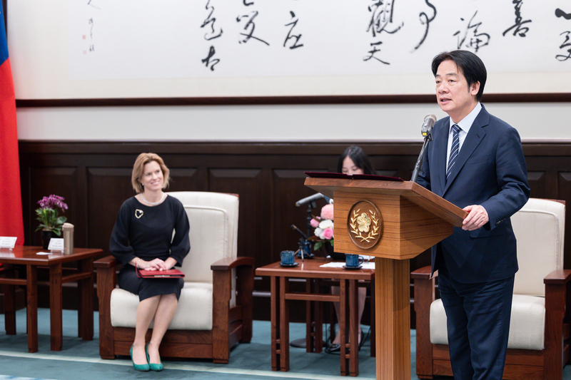 總統賴清德（右）28日接見英國在台辦事處代表包瓊郁（Ruth Bradley-Jones）（左），歡迎她來台履新，並期待擴大台英各領域交流共同提升民主和經濟韌性。（總統府提供）