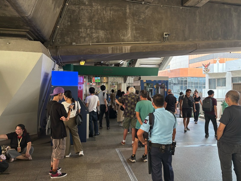 緬甸28日下午發生芮氏規模7.7強震，距離震央1000公里的曼谷感受強烈。曼谷空鐵(BTS)和地鐵(MRT)在地震後就關閉，圖為大批民眾等在空鐵門外。 (圖：中央社)