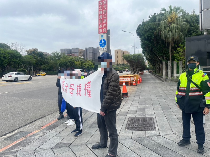 陸配「小微」和「恩綺」因涉武統言論遭限期離境，兩人與家人28日一起到總統府前拉開寫有「還我母親權」的布條陳情。（翻攝照片）