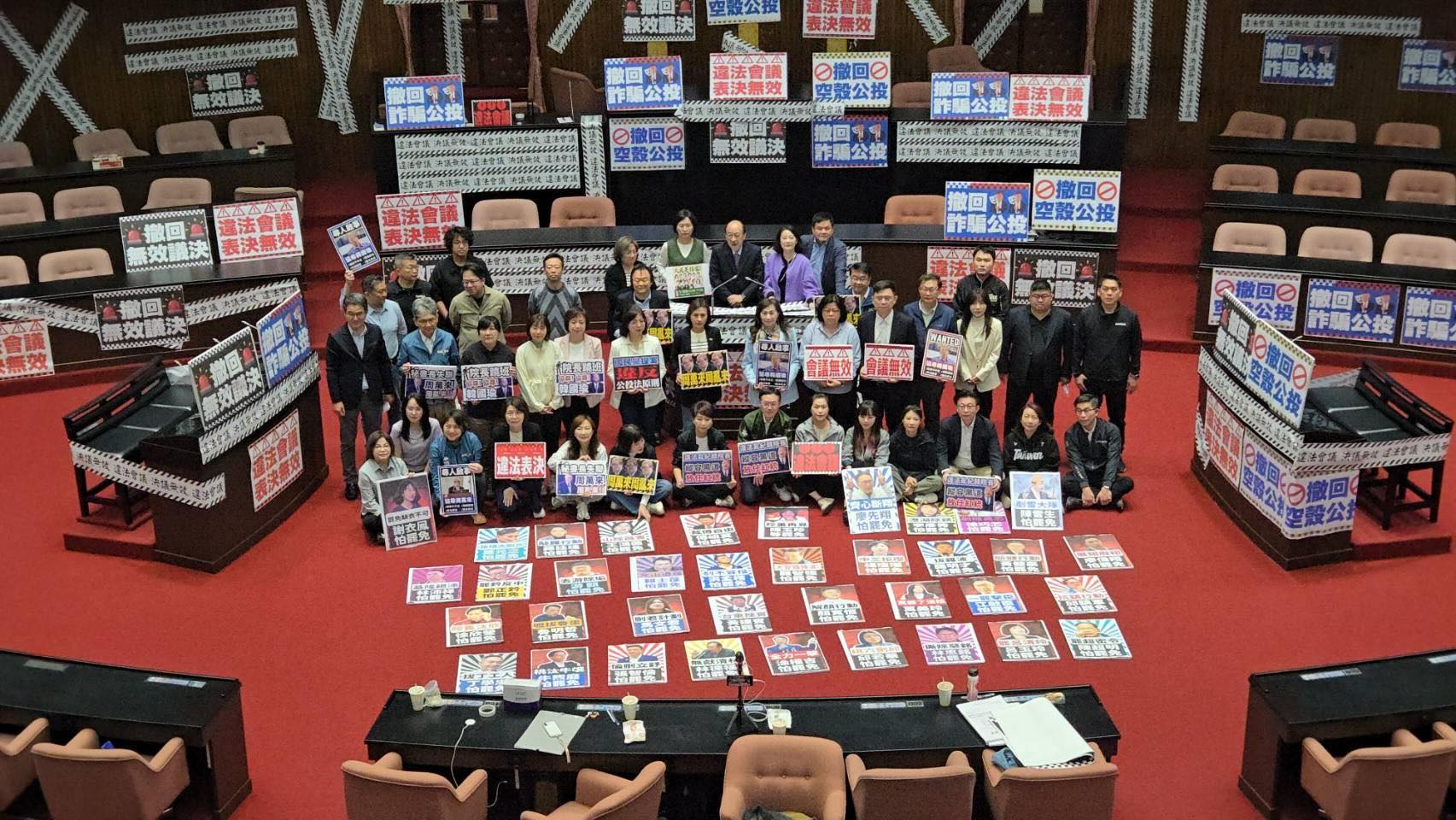 為阻擋25日院會議事錄確認，民進黨團今天(28日)拂曉出擊，一早搶先進入議場，並在議場內布置封條等方式占據主席台。(圖取自吳思瑤Threadas)