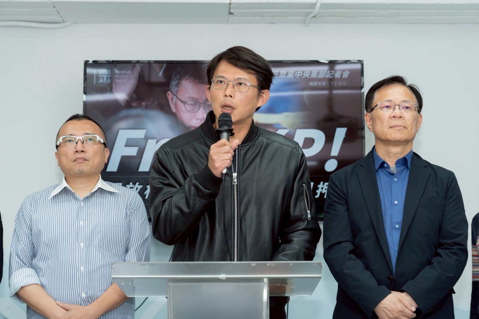 台北地方法院28日最新裁定延押柯文哲2個月，民眾黨召開記者會指出，將依法提出抗告與提戒護就醫申請。(圖：台灣民眾黨提供)