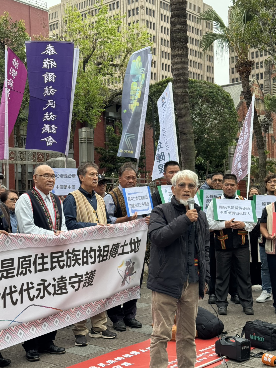 台灣原住民族政策協會召集了原住民NGO團體，代表台灣的原住民族人在立法院前發表聲明，強調台灣是原住民族的台灣，不允許中國以武力及脅迫手段，改變台灣事實獨立地位。(照片由立委伍麗華提供)