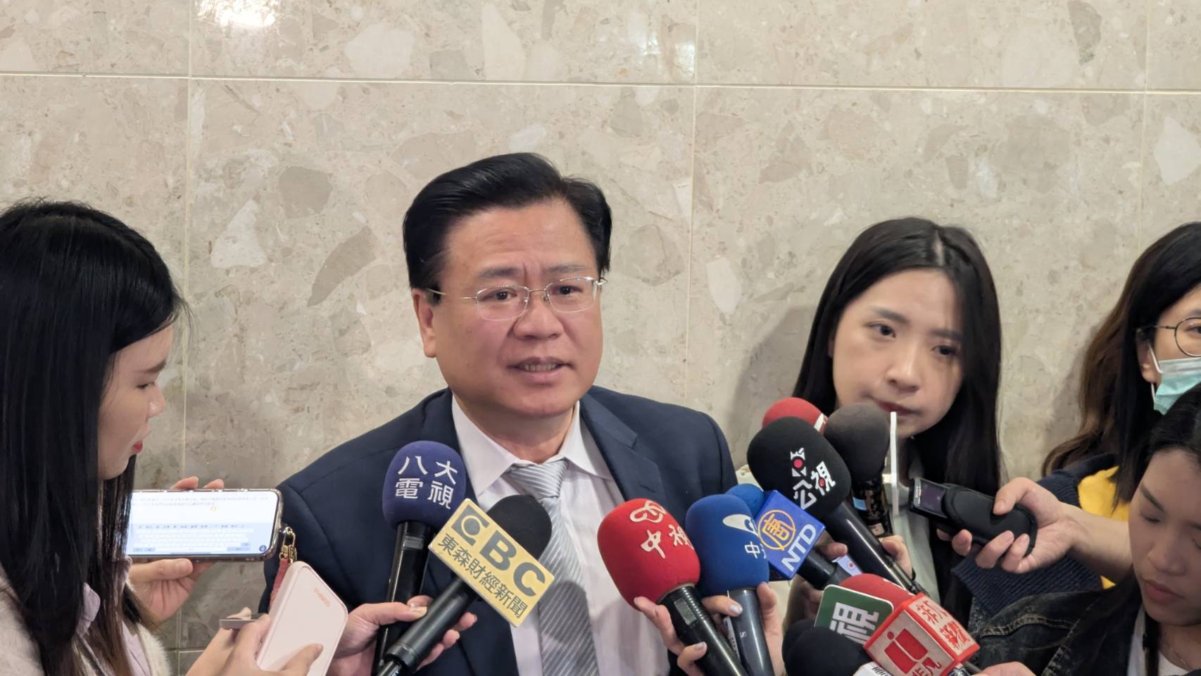 全國商業總會理事長許舒博在電價審議會會前受訪指出，將主張民生用電330度以下凍漲，來穩定物價，且反對齊頭式調漲。(謝佳興 攝)