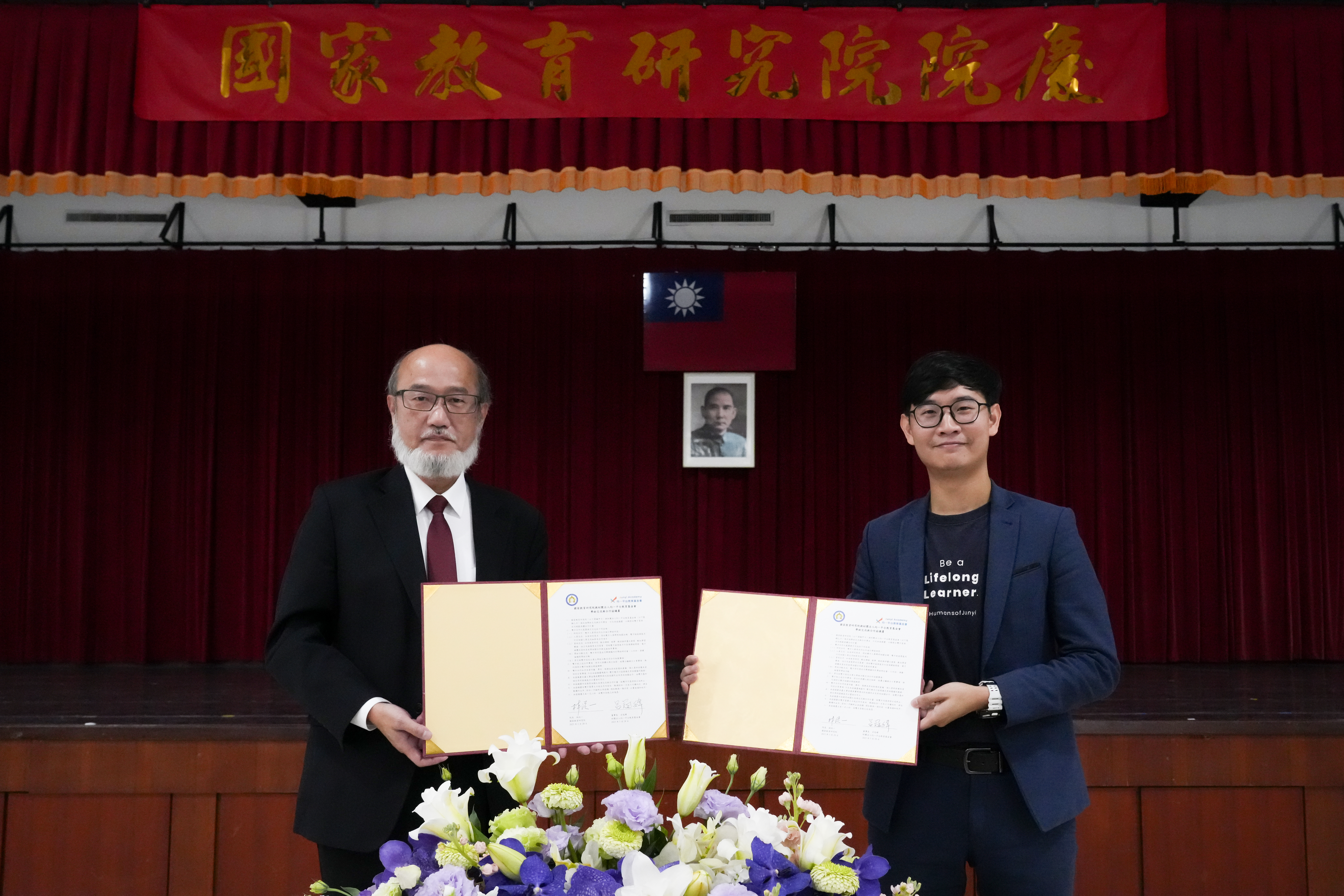 國家教育研究院院長林從一(左)、財團法人均一平台教育基金會董事呂冠緯(右)28日共同簽署合作備忘錄(MOU)，透過本次MOU簽署，國教院與均一教育平台將攜手共同推動台灣數位教育的創新發展。(圖：國家教育研究院提供)