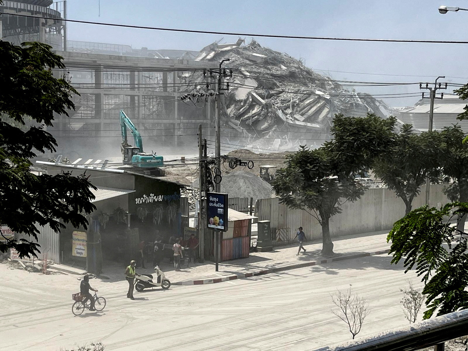緬甸中部今天發生一起規模7.7強震，中國與泰國感受到明顯搖晃，曼谷一棟建築工地瞬間倒塌。(路透社/達志影像)