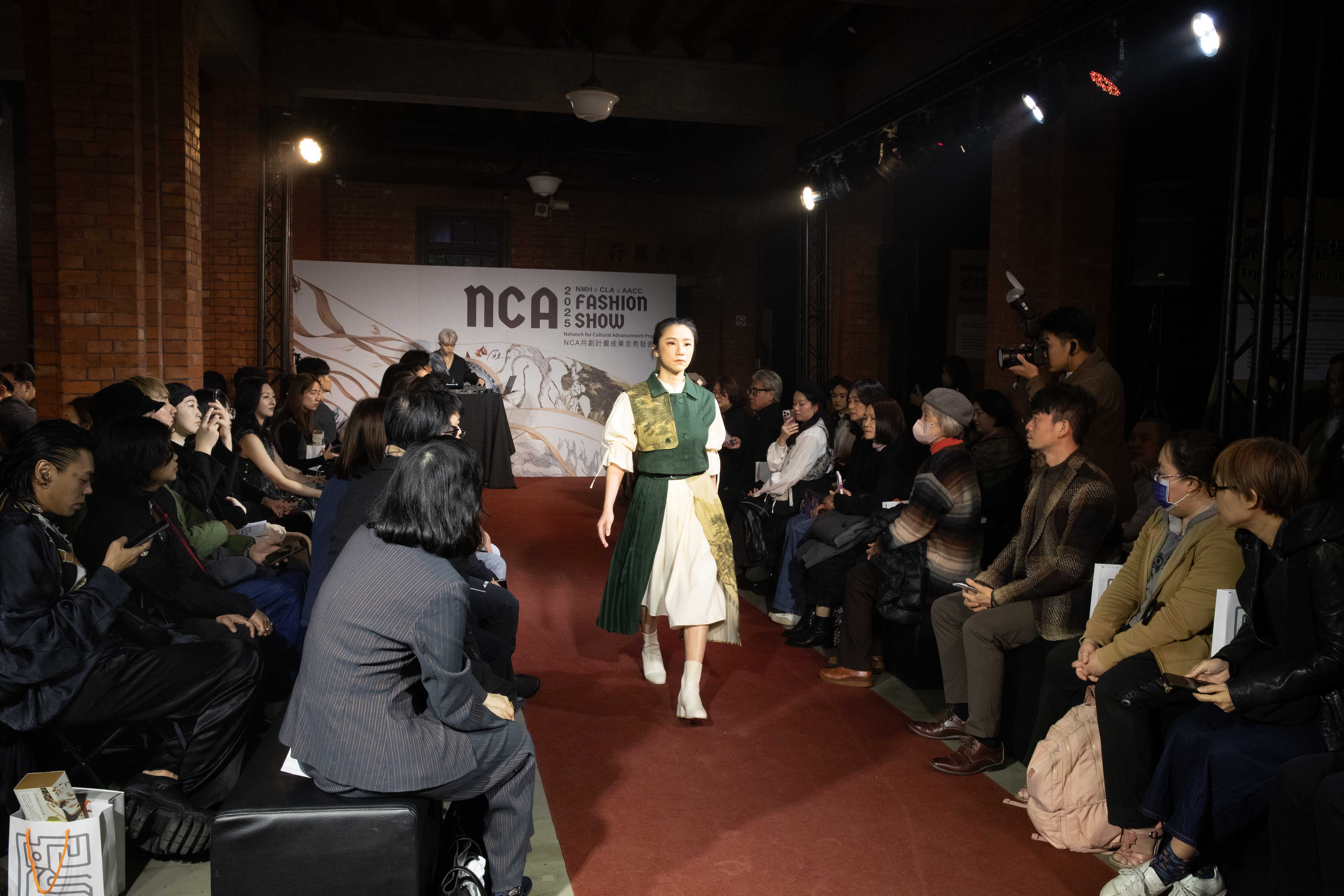 史博館「NCA時尚秀」呈現青年設計師以時尚元素演譯溥心畬作品《鳳凰閣秋景寫生》。(史博館提供)