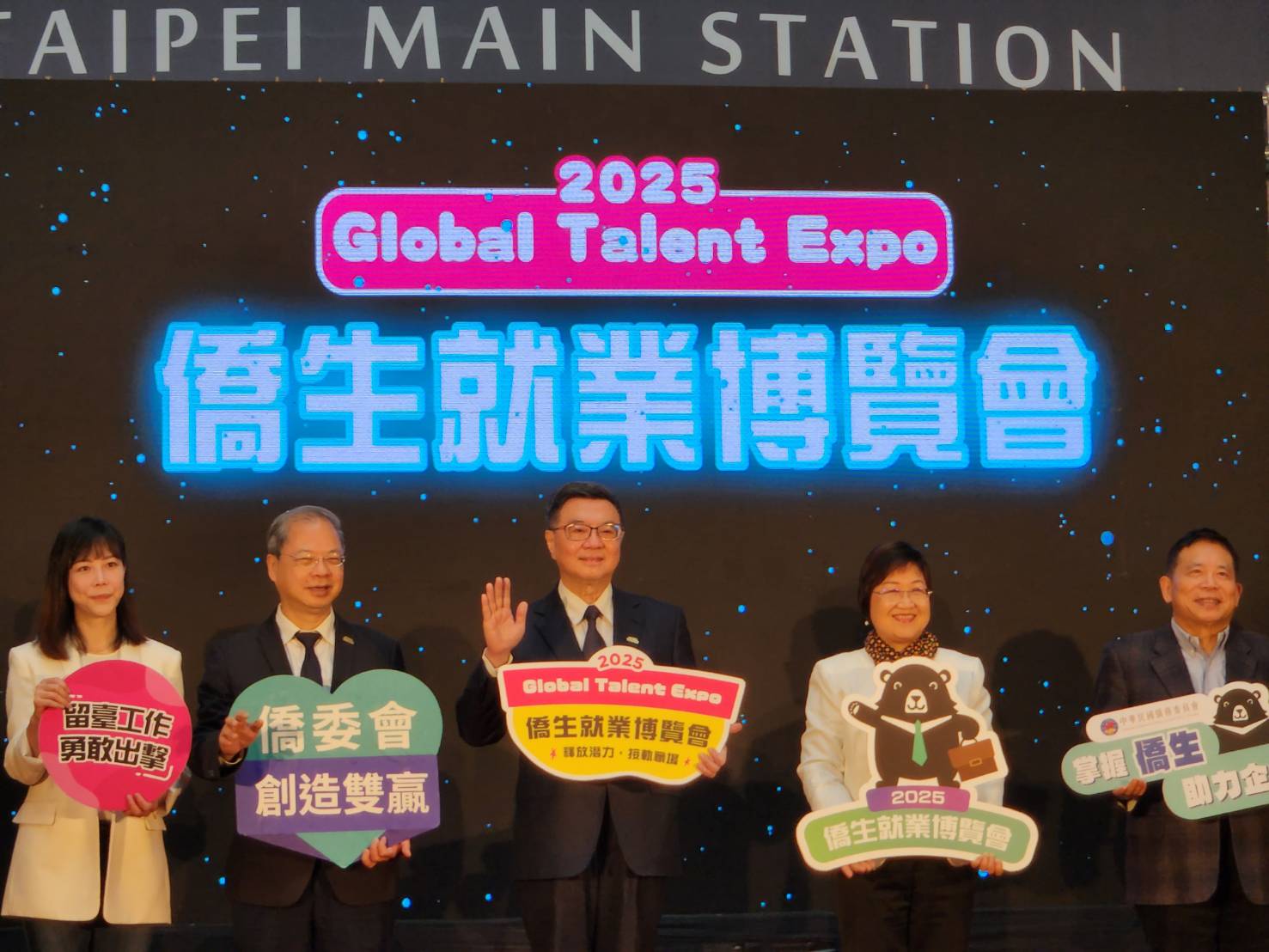 行政院長卓榮泰(中)29日出席2025僑生就業博覽會，歡迎僑生留在台灣一起和台灣人打拚，也為自己創造美好的未來。(江昭倫 攝)