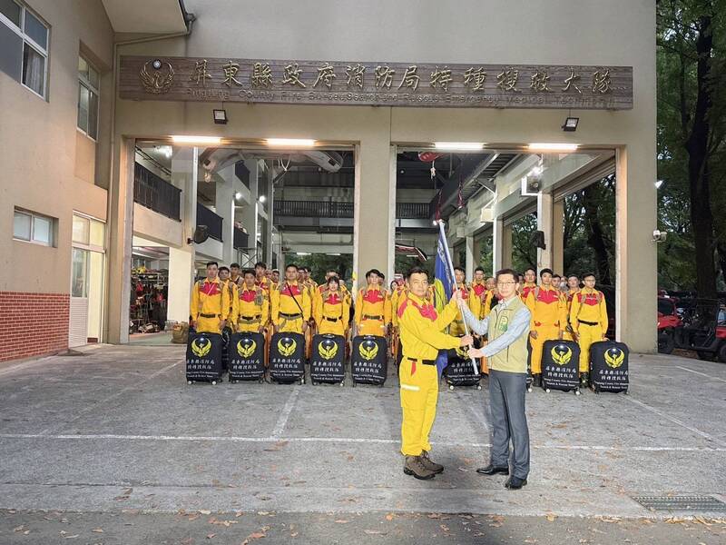 緬甸28日地震，屏東縣政府消防局出動40人搜救隊伍，各式救災裝備器材共4000公斤，29日清晨到內政部消防署訓練中心集結，由屏東縣副縣長黃國榮(前右)授旗。（屏東消防局提供） (圖：中央社)