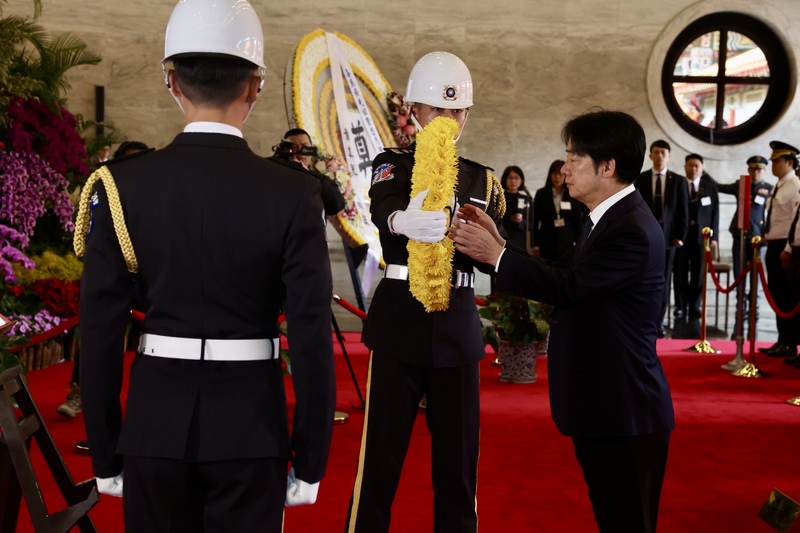 「中華民國114年向先祖暨忠烈殉職人員致祭典禮」29日在台北忠烈祠舉行，由總統賴清德(前右)擔任主祭，向各民族先祖及國民革命烈士靈位獻花致意。(圖：中央社)