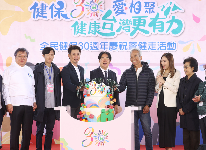 「健保30愛相聚 健康台灣更有力」全民健保30週年慶祝暨健走活動29日在台北舉行，總統賴清德(中)和中職統一7-ELEVEn獅隊首席教練高志綱(左3)、衛福部長邱泰源(左)等人一起切蛋糕，慶祝健保30歲生日快樂。 (圖：中央社)