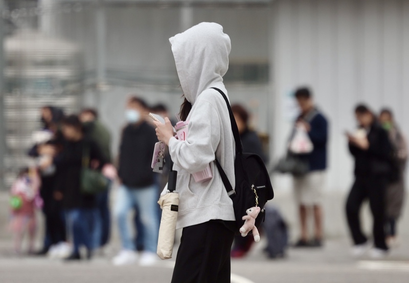 冷氣團來襲，圖為台北市中山區街頭民眾。 (中央社資料照片)