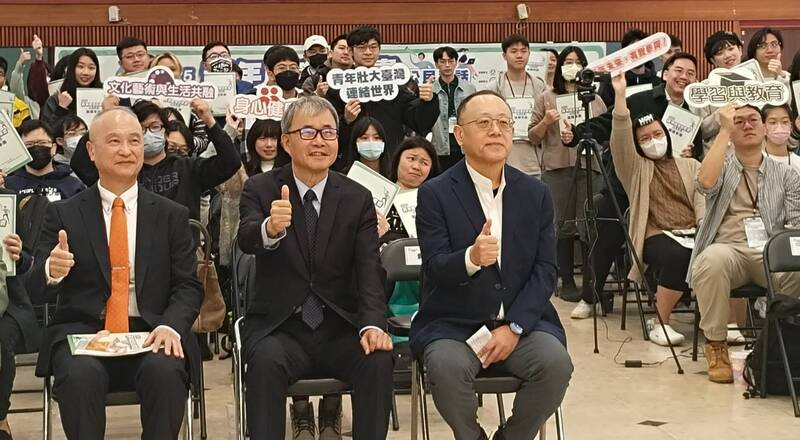 教育部青年發展署在全台辦理4場青年政策白皮書「公民對話」，首場29日上午在國立台北教育大學舉行，教育部長鄭英耀(前中)出席，鼓勵青年勇敢做夢。(圖：中央社)