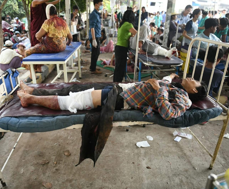 緬甸28日發生規模7.7強震釀嚴重災情，當地志工回報，瓦城地區受災嚴重，許多受傷民眾只能就地進行緊急治療，災區急需飲用水、藥品、食物跟毯子。(李金蘭提供/圖：中央社)