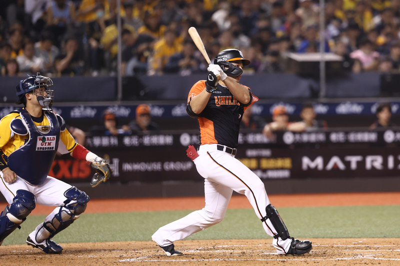 中華職棒36年新賽季29日在台北大巨蛋開打，由中信兄弟隊與統一7-ELEVEn獅隊交手，獅隊林安可（右）4局敲安帶1分打點，助獅隊先馳得點。(圖：中央社)