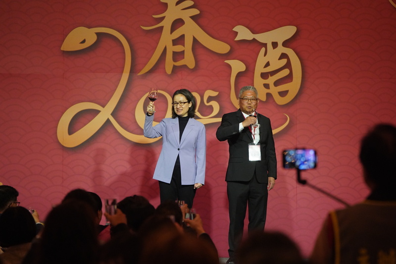 副總統蕭美琴(後左)29日晚間出席中華民國藥師公會全國聯合會春酒晚宴，與藥師公會全聯會理事長黃金舜(後右)一同向與會者舉杯致意。(圖：中央社)