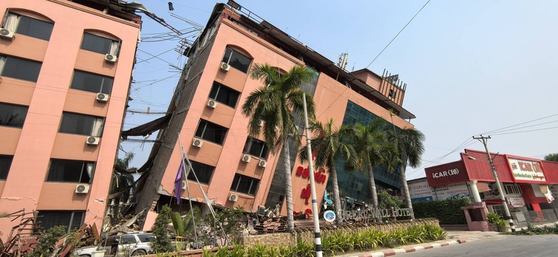 緬甸強震已造成逾千人罹難，圖為位於瓦城的長城飯店倒塌，多人仍受困飯店中等待救援。（圖：緬甸台商總會理事趙德仁提供／中央社)