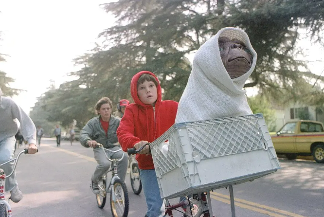 1982年經典電影「E.T.外星人」(E.T. the Extra-Terrestrial)一幕。(網路圖片)