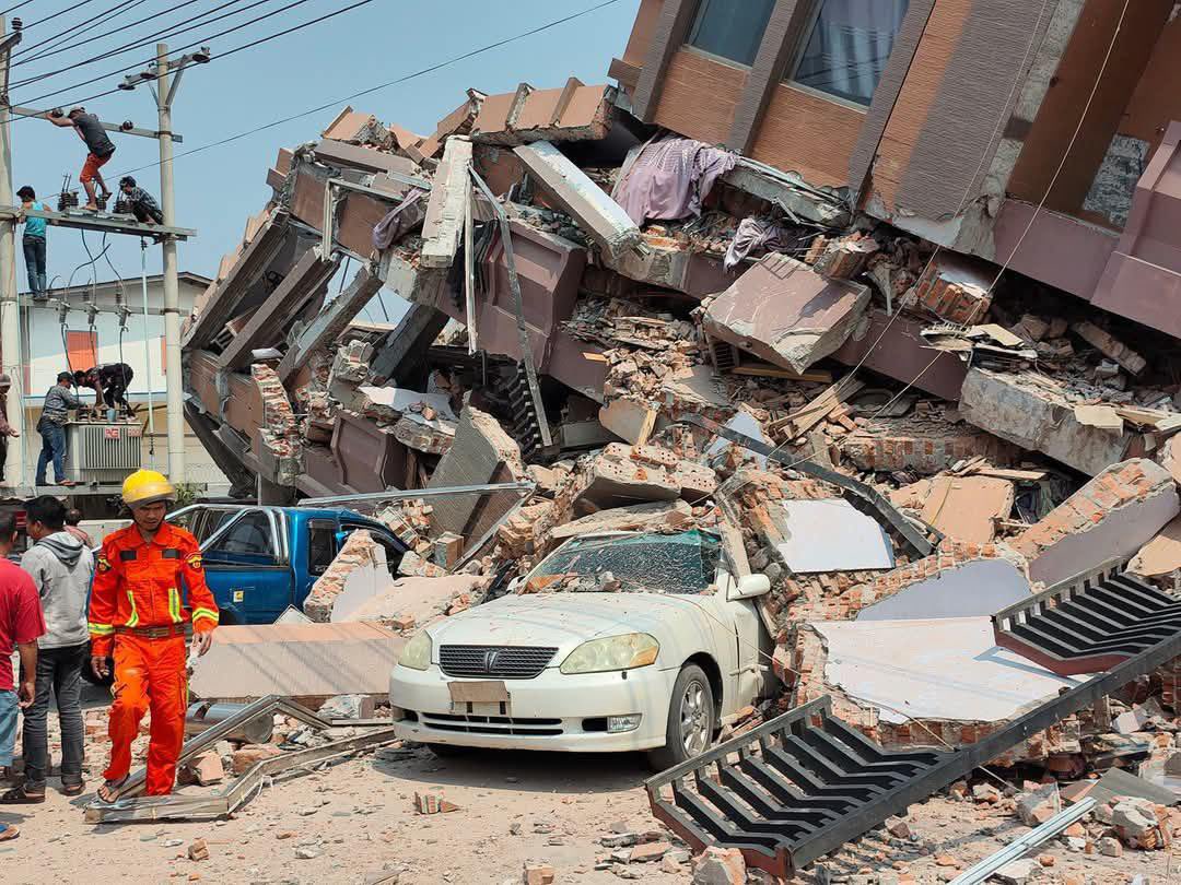 緬甸昨天發生規模7.7地震，建築物倒塌，使得第二大城瓦城到處呈現斷垣殘壁景象。(X平台/@hninyadanazaw)