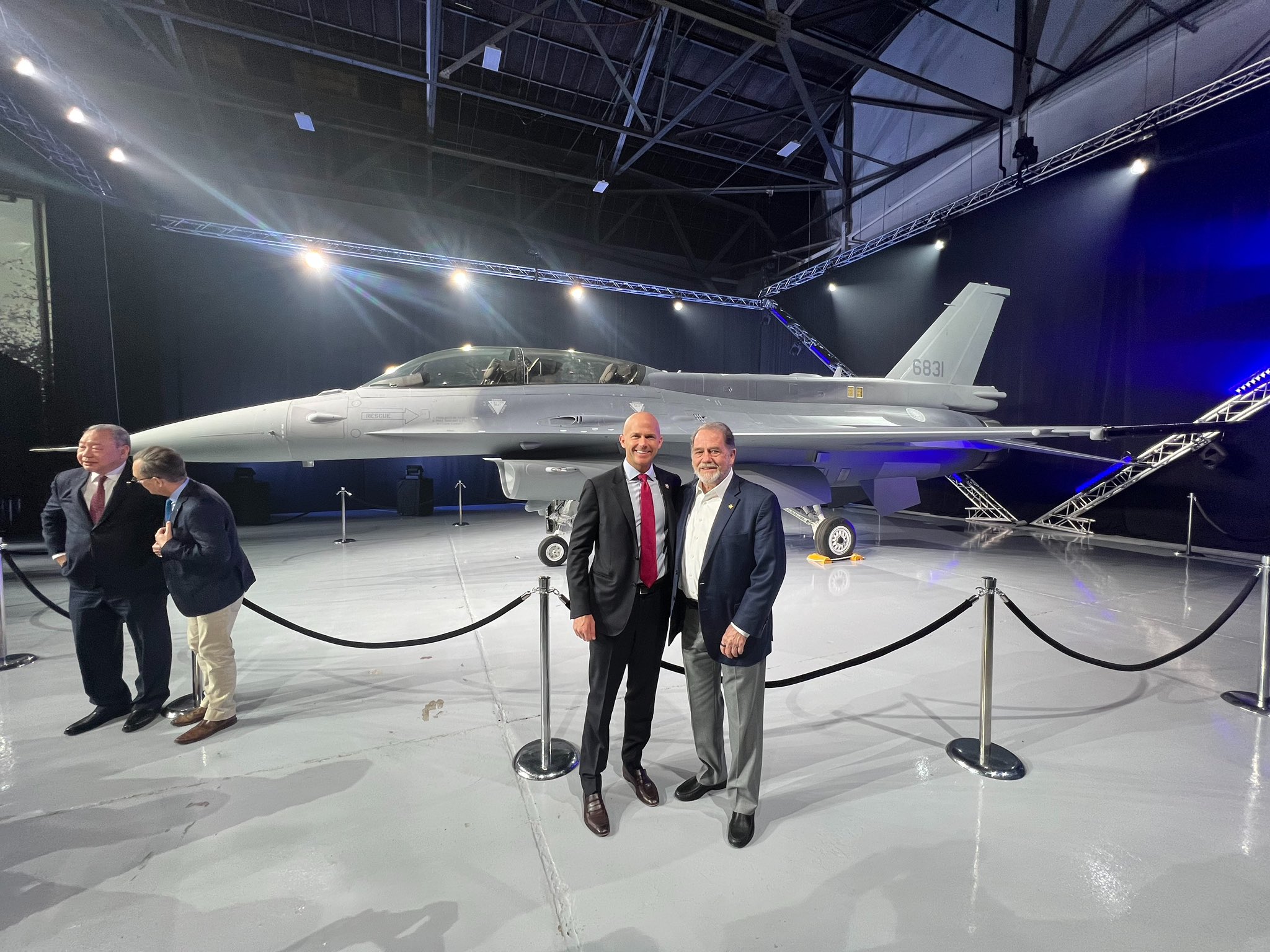 美方於美東時間28日舉行中華民國空軍「F-16C/D Block70戰機」出廠典禮。美國眾議員William Timmons應邀出席，並在機前留影。(翻攝William Timmon社群平台X)