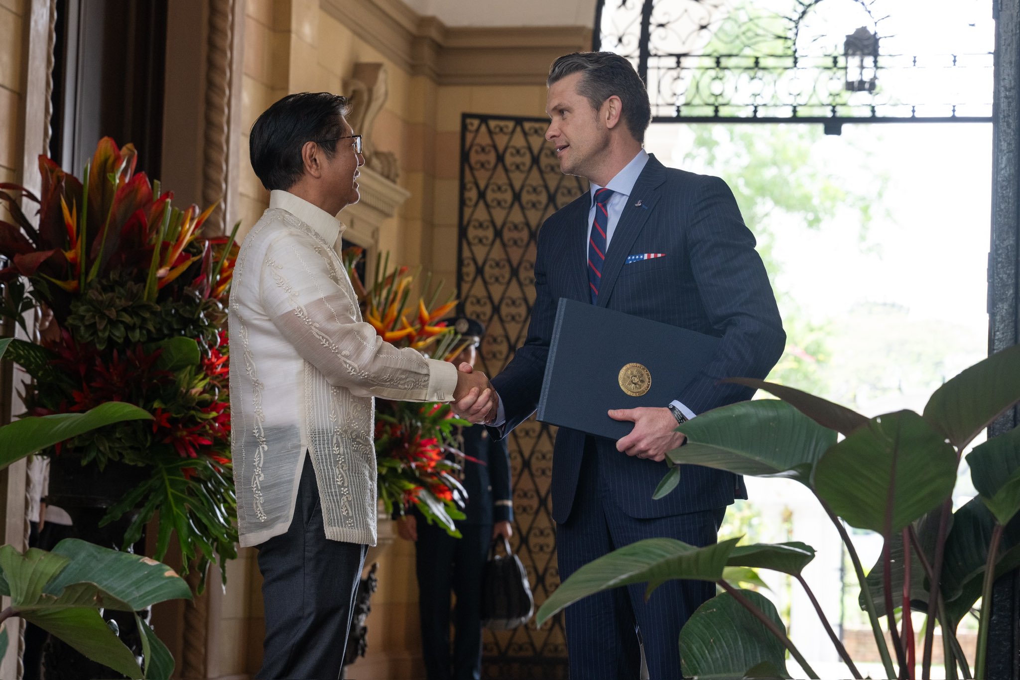 美國國防部長赫格塞斯(Pete Hegseth)(右)28日訪問菲律賓，並與菲律賓總統小馬可仕(左)會面。(X平台/@SecDef)