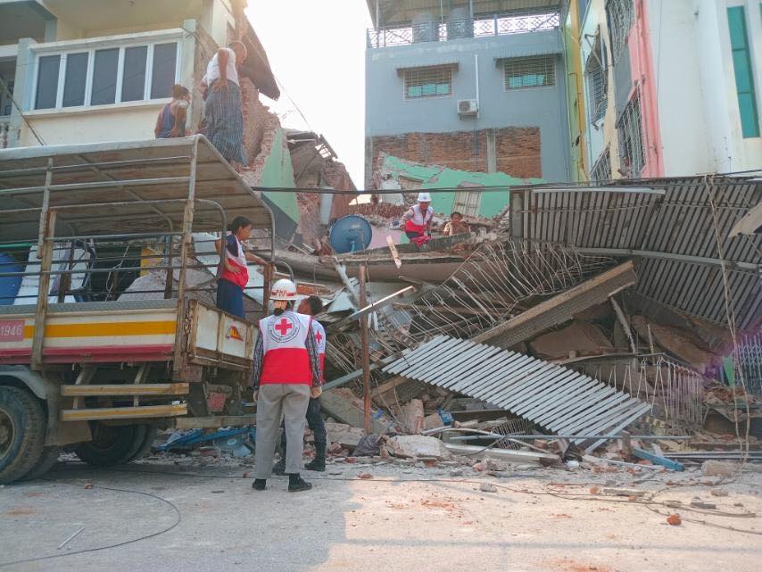 緬甸28日發生規模7.7強震，重創瓦城、實皆等城市，緬甸紅十字會正在協助搶救當地民眾。(X平台/@MyanmarRedCross)