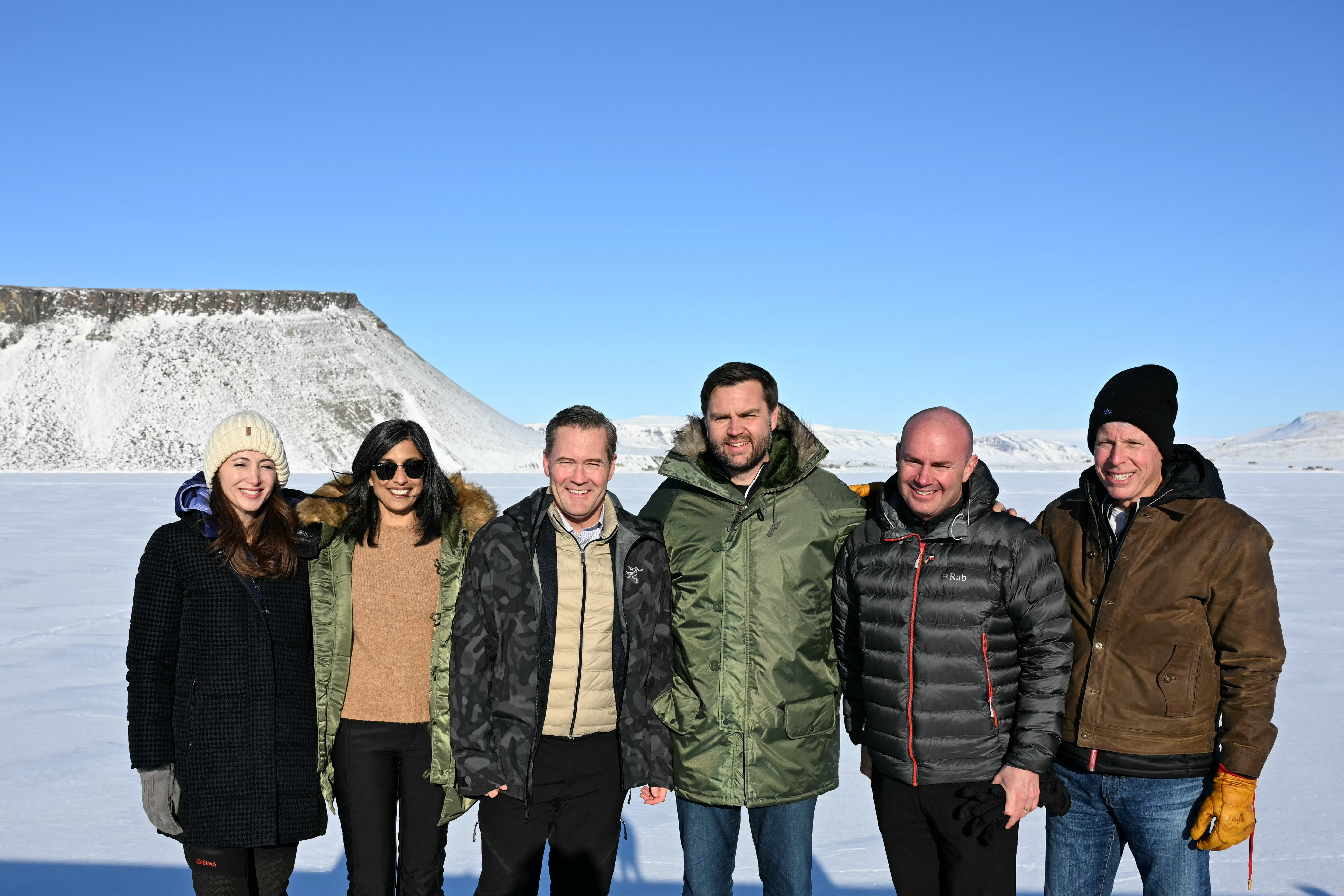 美國副總統范斯(JD Vance)(右三)、國家安全顧問瓦爾茲( Mike Waltz)(左三)、能源部長萊特(Chris Wright)(右一)等人 一起參觀位於格陵蘭島的美國軍方皮圖菲克( Pituffik) 太空基地。(路透社/達志影像)