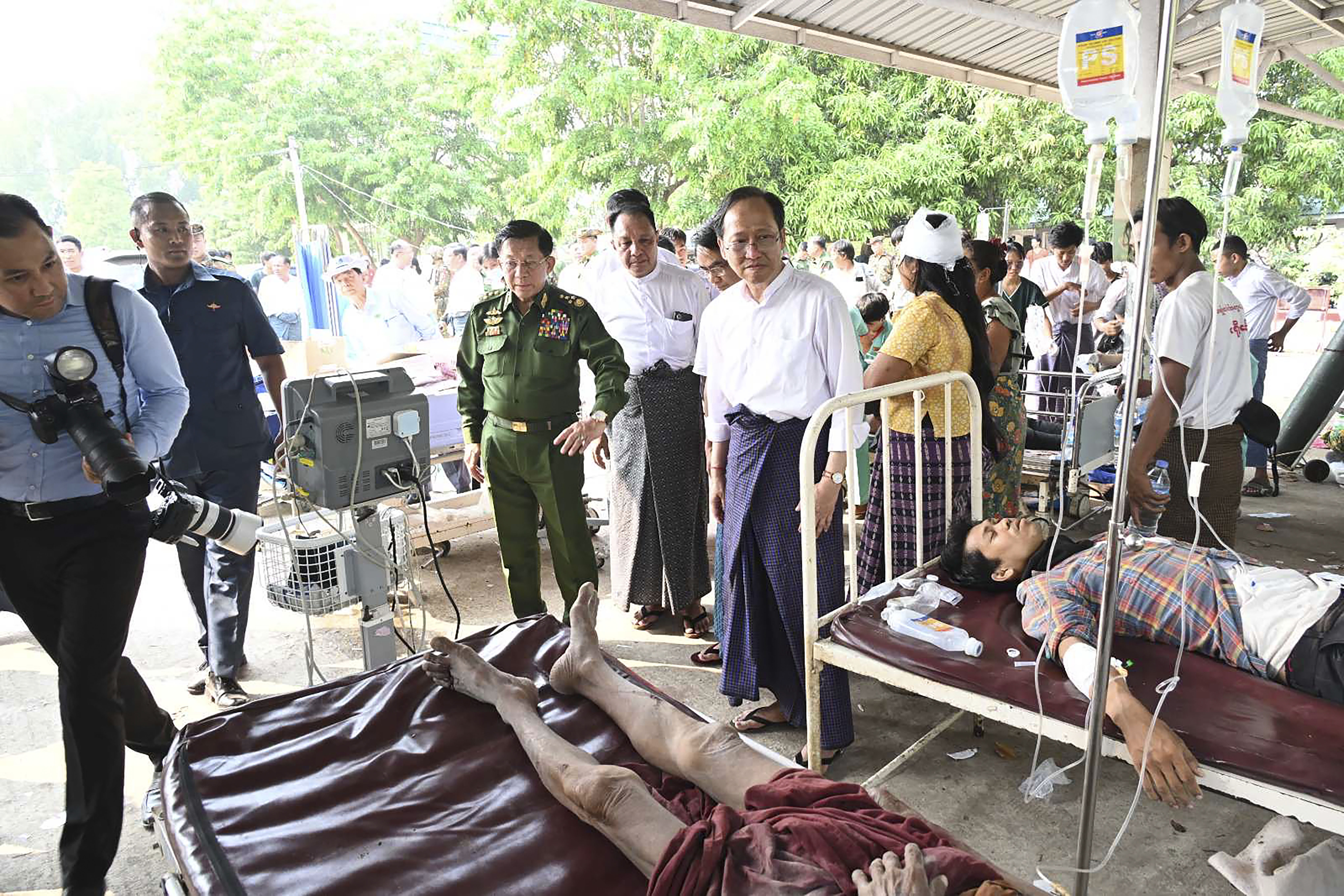 緬甸28日發生規模7.7強震，情況嚴重到連隔絕於世的緬甸軍政府都罕見向國際求援。圖為軍政府領袖敏昂萊(Min Aung Hlaing，綠衣者)探視地震災民。(美聯社/達志影像)