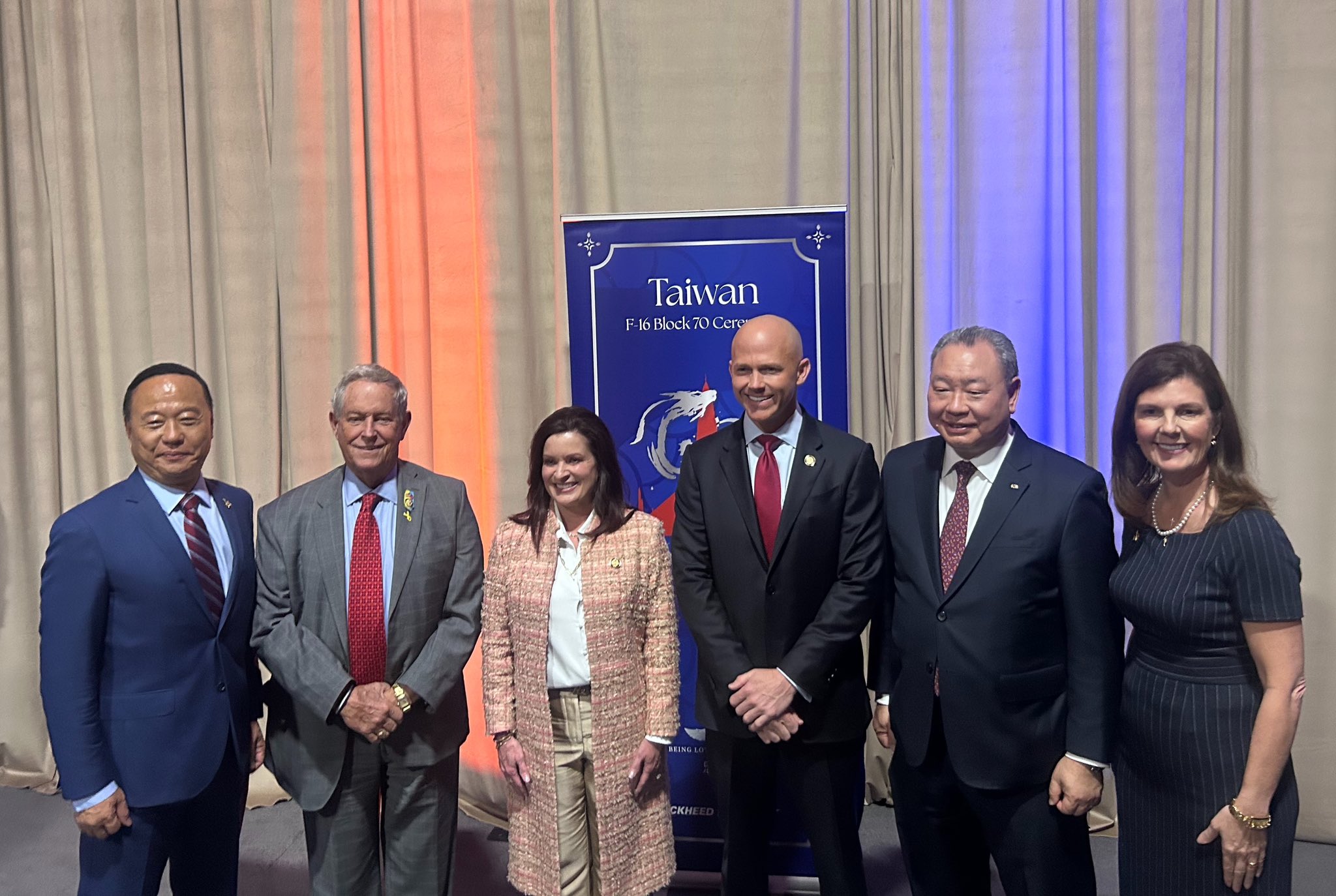 國防部副部長柏鴻輝(左1)、駐美代表俞大㵢(右2)見證台灣向美國軍購66架F-16V戰機。(X平台/@RepTimmons)