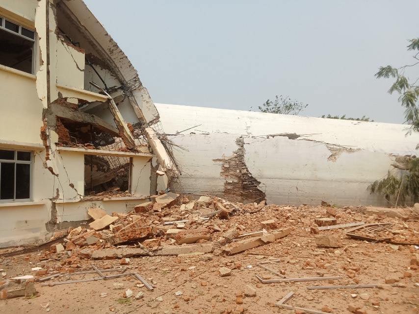 緬甸首都奈比多(Naypyidaw)的機場管制塔台被強震震垮，機場完全停擺，傳出5名塔台管制人員喪生。(翻攝X平台)