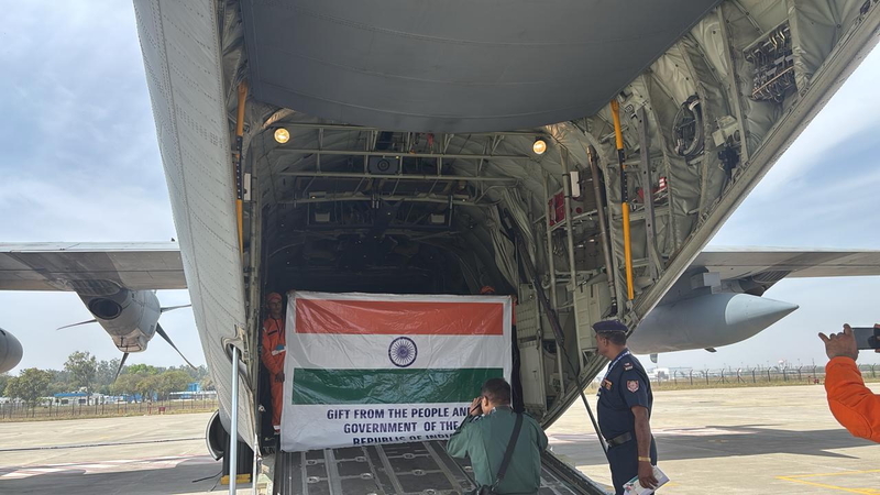 緬甸發生強震，印度陸續派出5架軍機和4艘軍艦，將救援物資運送到緬甸。（印度外交部提供） (圖：中央社)