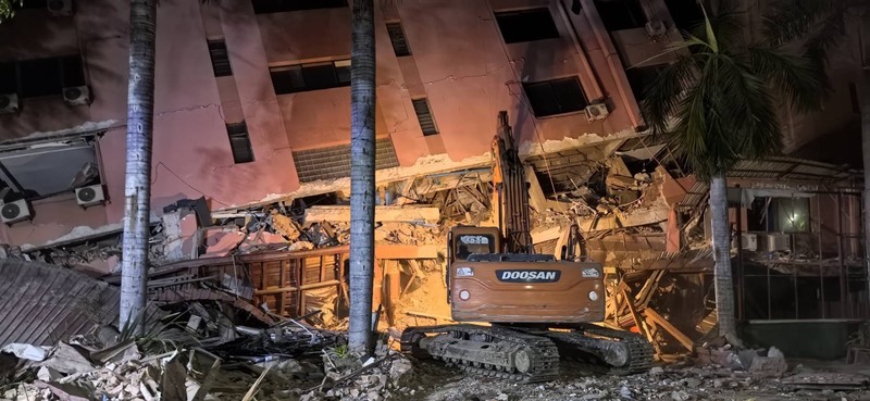 一位來自台灣的婦人，地震後在緬甸瓦城長城飯店已受困約30小時。 (圖：中央社)