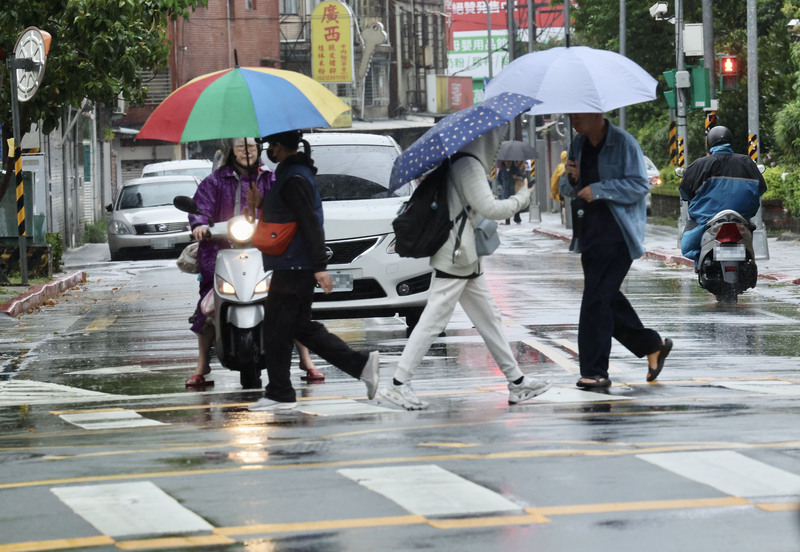 隨著9日晚間鋒面接近，明、後天的周末假期，全台也將轉為陣雨、雷雨不斷，並且需嚴防出現局部大雨或豪雨的天氣。(圖：中央社)