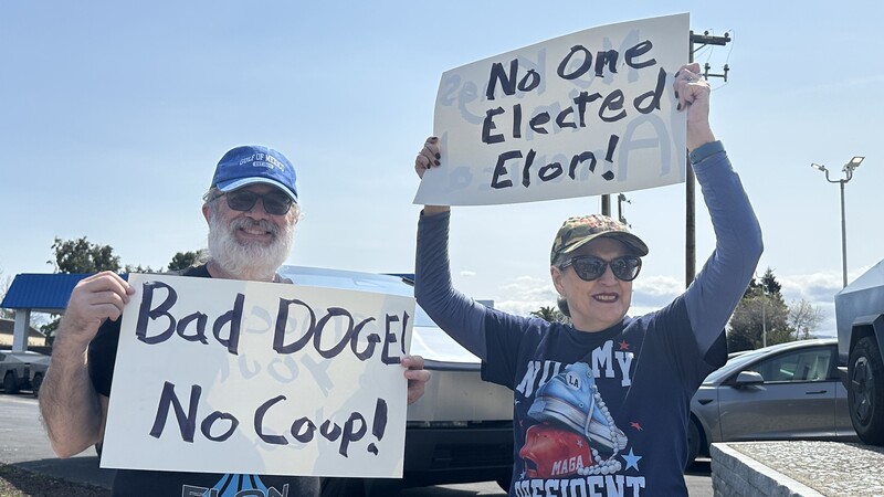 示威民眾29日聚集美國逾200處特斯拉據點，抗議特斯拉執行長馬斯克(Elon Musk)，矽谷民眾賀夫曼(Skip Huffman)（左）與妻子參與示威。 (圖：中央社)