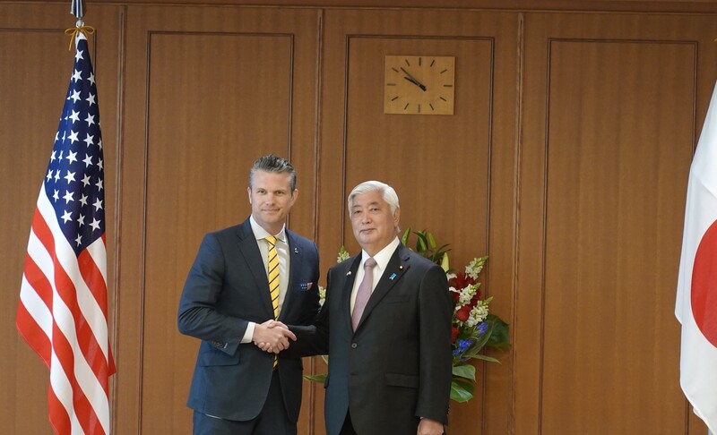 日本防衛大臣中谷元（右）與美國國防部長赫格塞斯(Pete Hegseth)（左）30日在防防衛省舉行會談。 (圖：中央社)