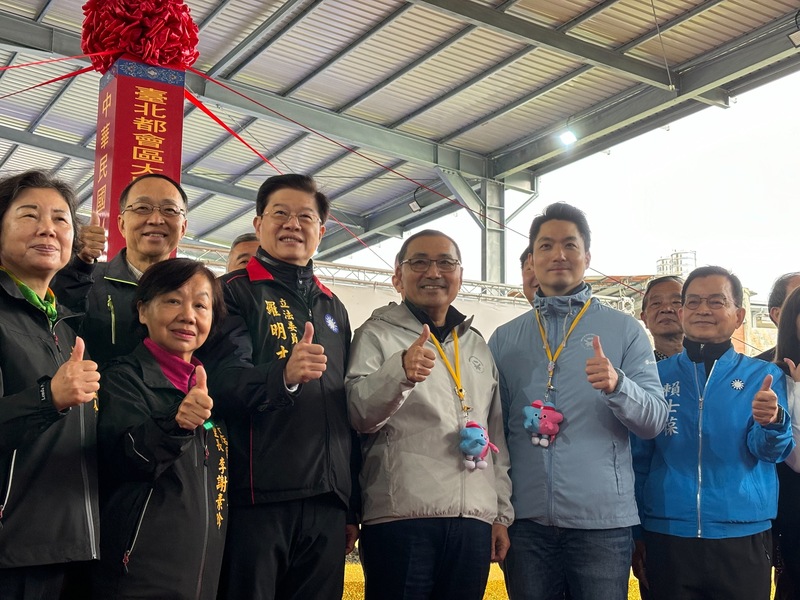 台北市政府捷運工程局30日舉辦南環段CF670區段標工程開工動土典禮，台北市長蔣萬安（前右2）、新北市長侯友宜（前右3）與國民黨立委賴士葆（前右1）等出席。 (圖：中央社)