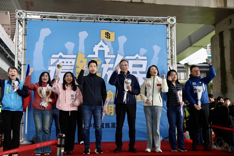 國民黨「還錢於民」政策說明會台北場30日舉行，黨主席朱立倫（左5）、台北市長蔣萬安（左4）、立委徐巧芯（左3）與王鴻薇（左6）等出席。 (圖：中央社)