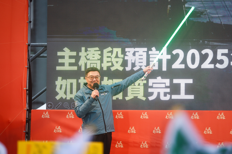 民進黨30日下午在新北板橋第二運動場舉行「人民是頭家」政策宣講會，行政院長卓榮泰（圖）壓軸登場開講，手持光劍細數政績。 (圖：中央社)
