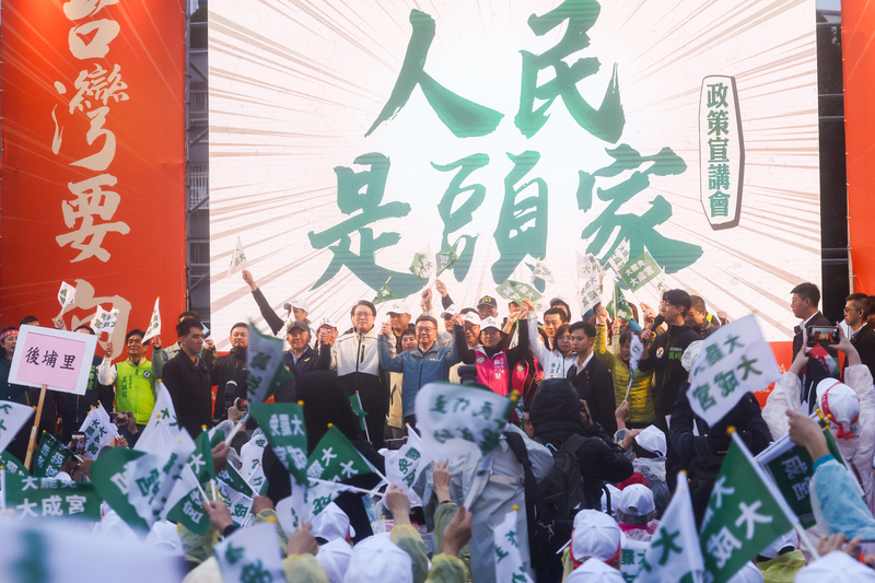 民進黨「人民是頭家」政策宣講會，行政院長卓榮泰(台上中)、民進黨秘書長林右昌(台上中左)等人同台齊呼口號。資料照。(圖：中央社)