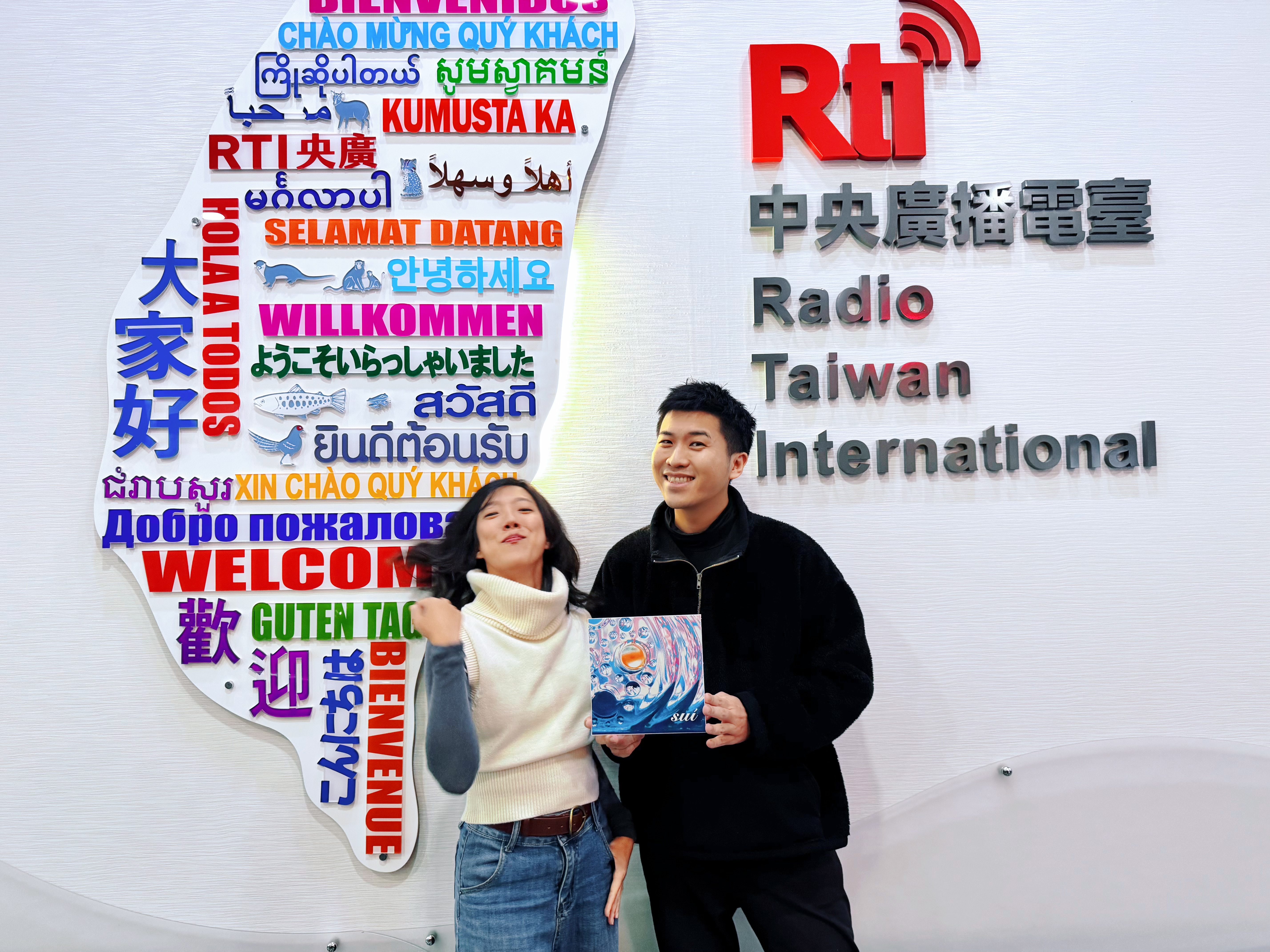 內克與來賓李竺芯（左）