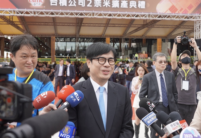 高雄市長陳其邁（中）31日表示，台積電設廠是高雄所有鄉親共同的期盼，高市府會成為台積電及所有產業最堅強的後盾。(圖：中央社)