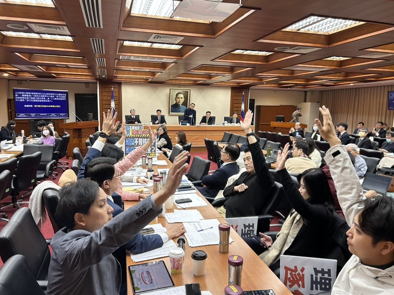 立法院教育及文化委員會31日審查核子反應器設施管制法第6條條文修正草案，朝野無共識，藍白以人數優勢，聯手表決通過將條文保留送協商。(圖：中央社)