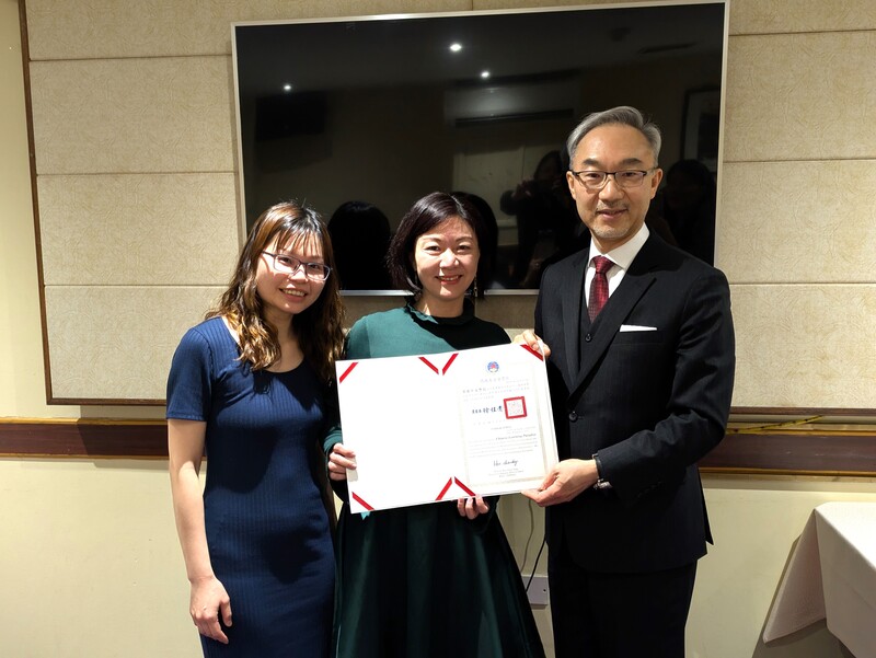 位於英格蘭肯特郡的華園中文學校連續2年獲評為「特優級台灣華語文學習中心（TCML）」，駐英國代表姚金祥（右）28日晚間在倫敦舉行的僑界餐會頒發獎狀，校長曾芳嫻（中）與學校經理張宜婕（左）領獎。 (圖：中央社)