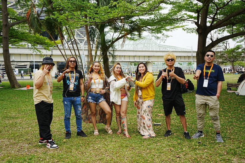 雷鬼樂團Guhit Band站上2025大港開唱舞台，成為首支登上此音樂祭的菲律賓移工樂團。樂團成員包含安卓（Andrew）（左起）、杰飛（Jeff）、裘美（Kaye）、雪倫（MJ）、習娜（Shienna）、阿曼（Aman）、保羅（Pao）。(圖：中央社)