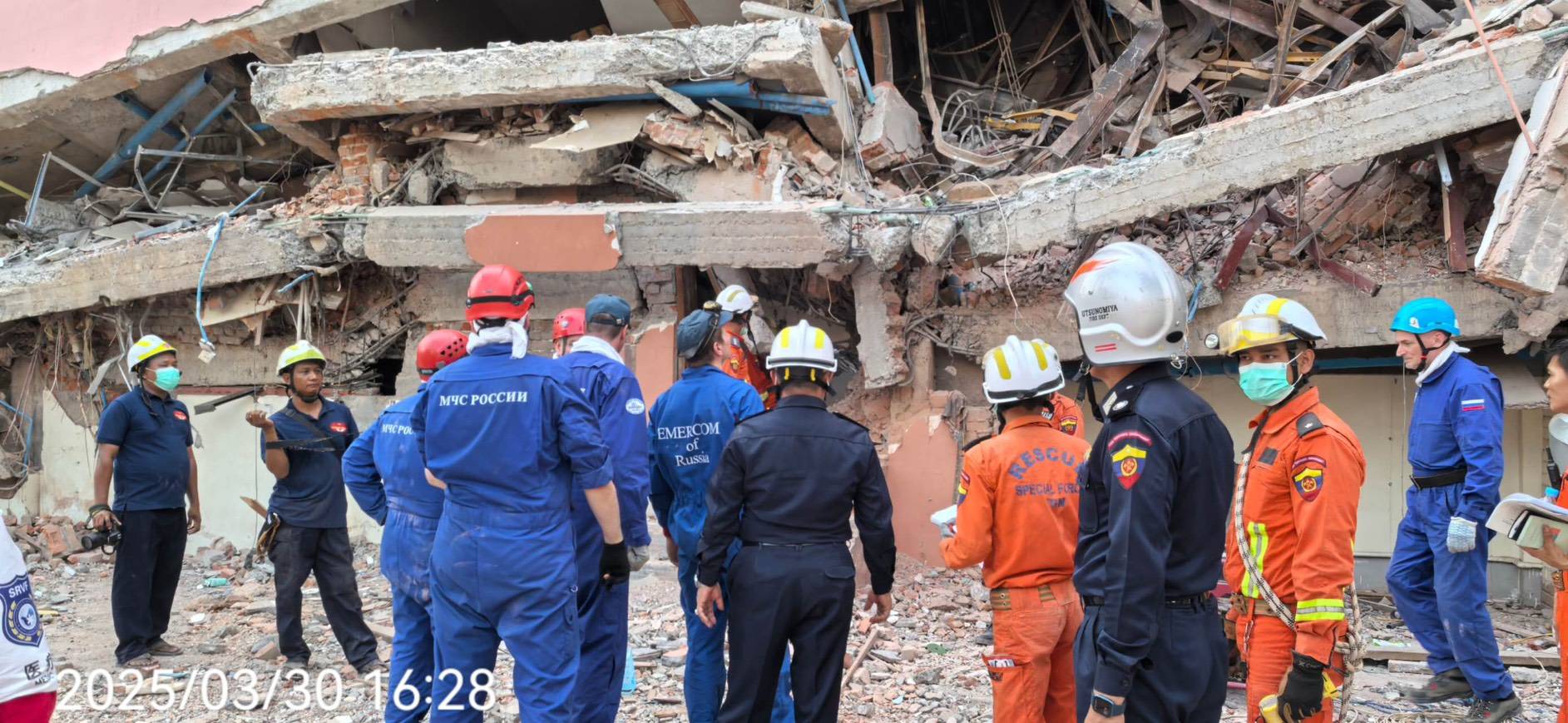 救援隊在緬甸地震災區進行救援。(緬甸台商總會秘書長羅振華提供)