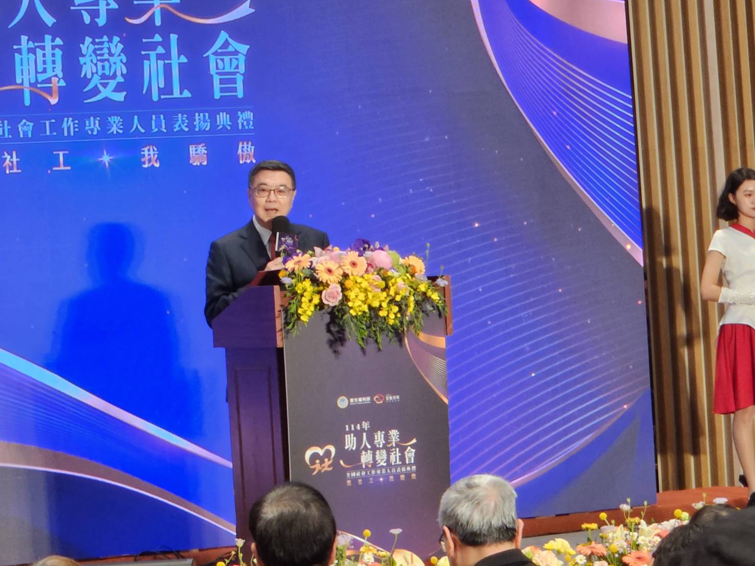 行政院長卓榮泰31日在「114年全國社會工作專業人員表揚典禮」上宣布，衛福部擬定的「產後健康照護服務方案」5月就會正式上路。(江昭倫 攝)